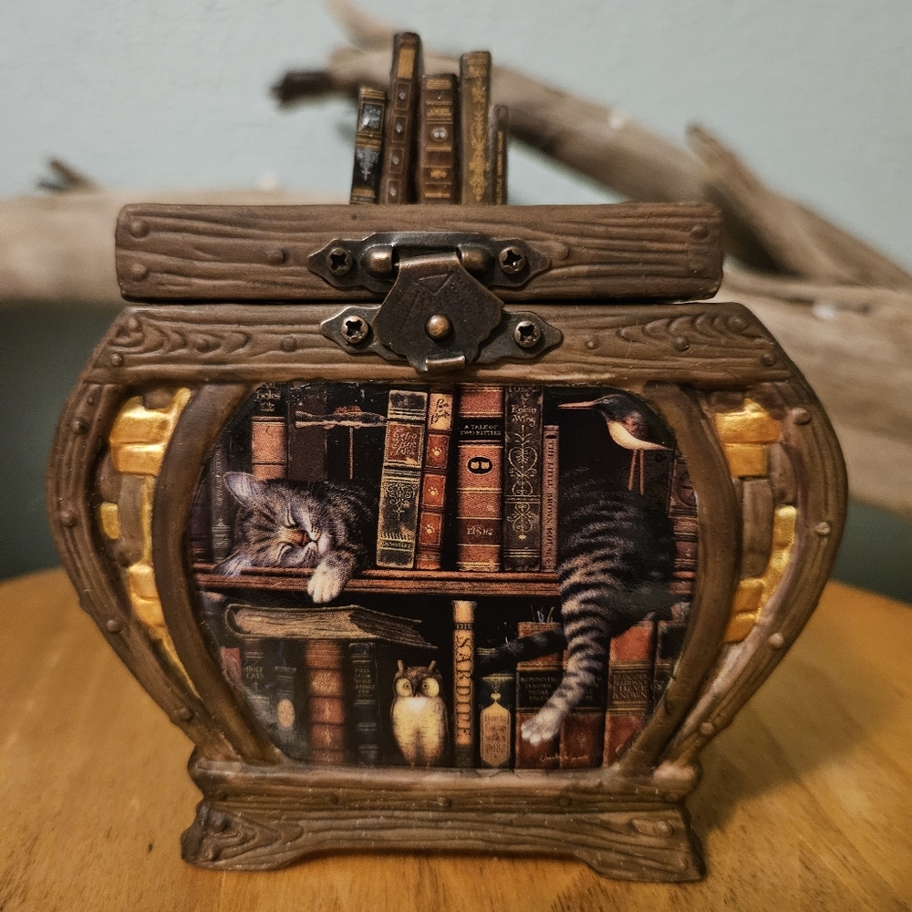 Charles Wysocki Purr-fect Places MUSIC BOX 'Fredrick the Literate' Heirloom